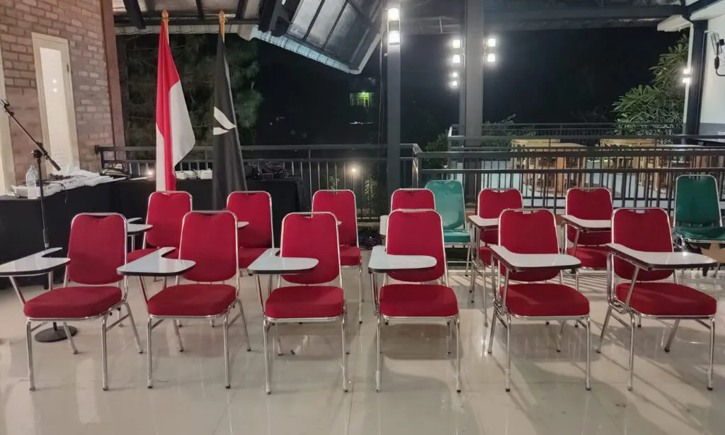 Sewa Bangku Kuliah